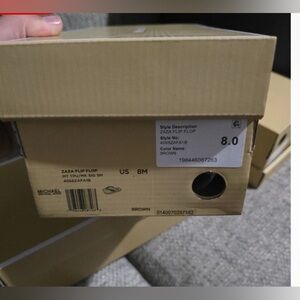 Michael Kors EMPTY Shoe Box
Size 8
EMPTY BOX